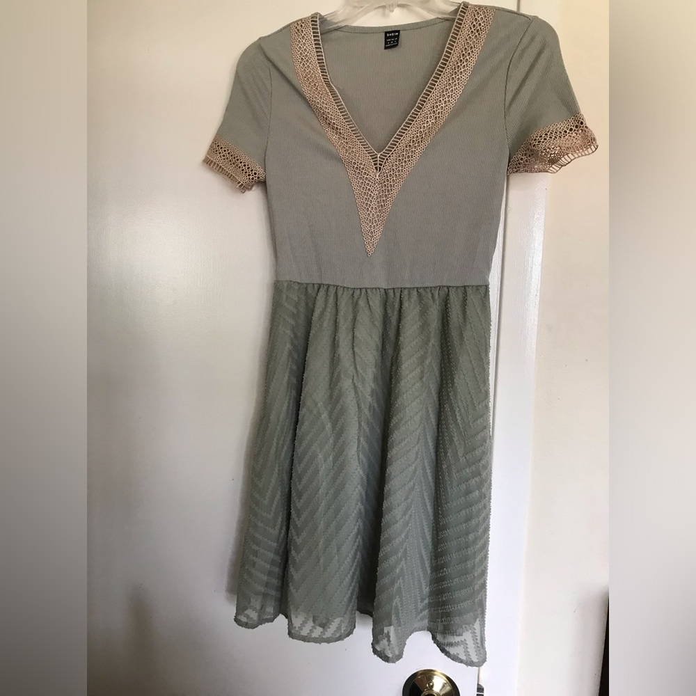 SHEIN SIZE S US SIZE 4 Green V-Neck Crochet Trim Dress NEW ! Nice done !